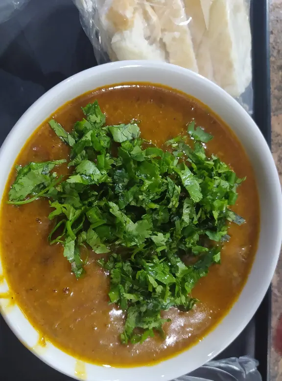 Caldo com cheiro-verde por cima